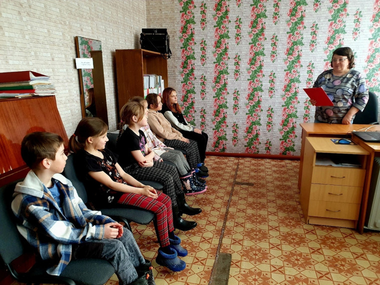 В Красноуральском СДК для детей прошёл литературно - музыкальный час "Песни военных лет"..