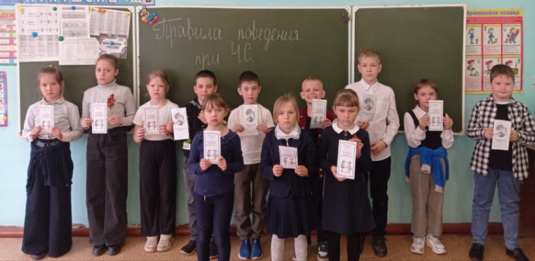 Сотрудники Красноуральского СДК провели с учащимися 1 и 2 классов беседу «Правила поведения при ЧС»..