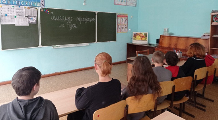 Для учащихся 3, 4 и 6 классов Красноуральской СОШ специалистом Дома культуры Л.А.Колодкиной проведён познавательный час "Семейные традиции на Руси"..